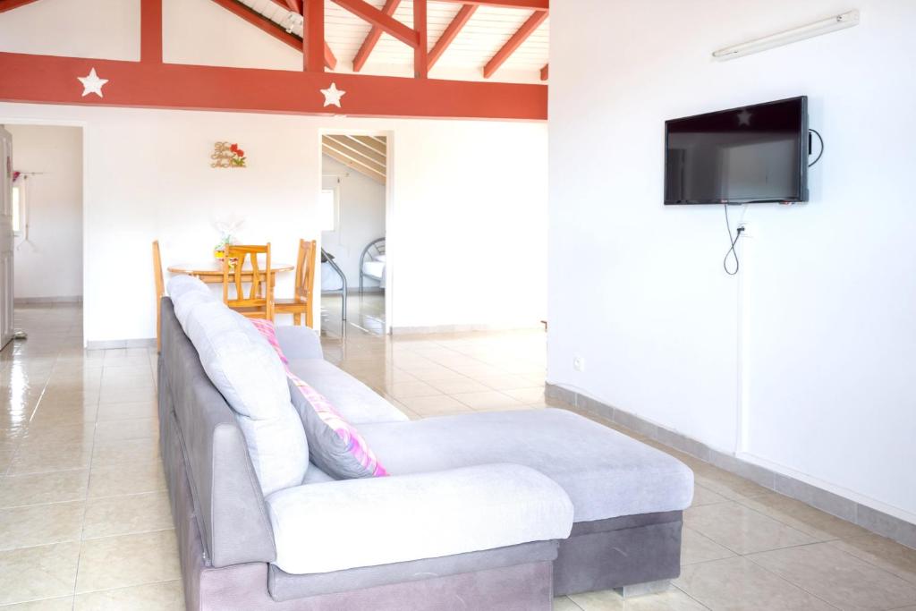 TV a/nebo společenská místnost v ubytování Maison vue sur mer à Vieux-Habitants + Terrasse