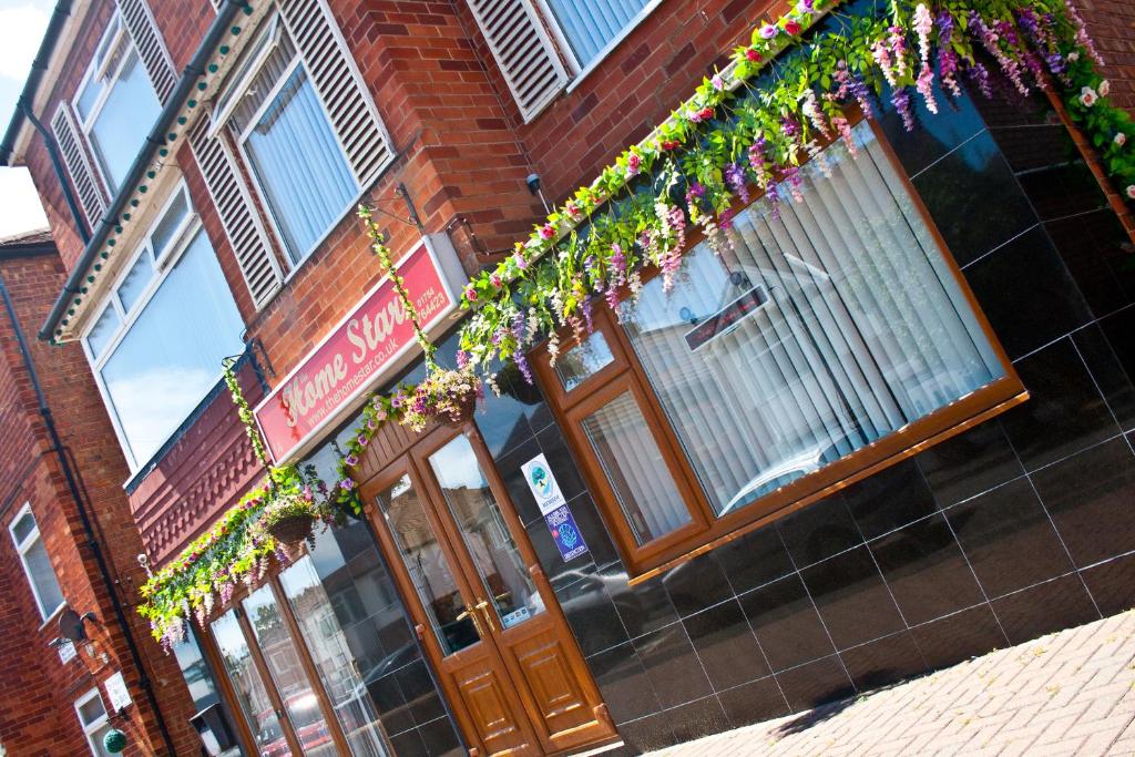 un edificio con dei fiori sul lato di The Homestar a Skegness