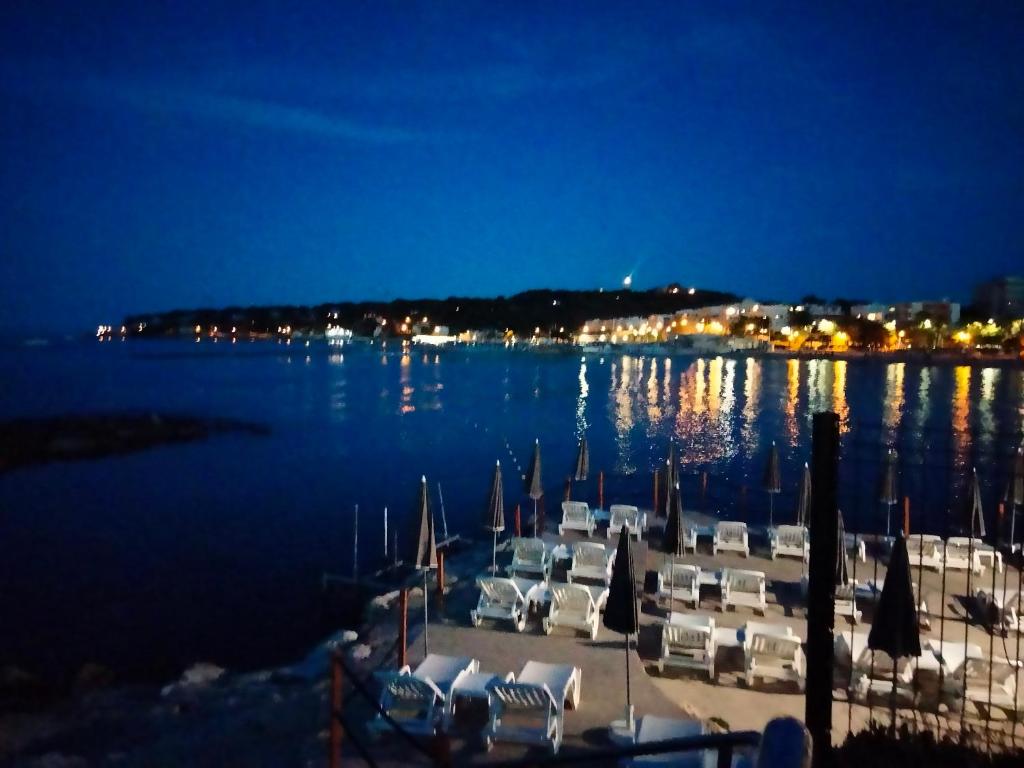un port de plaisance avec des bateaux dans l'eau la nuit dans l'établissement 10mm a pied des plages, appartement olympe climatisé, à Antibes
