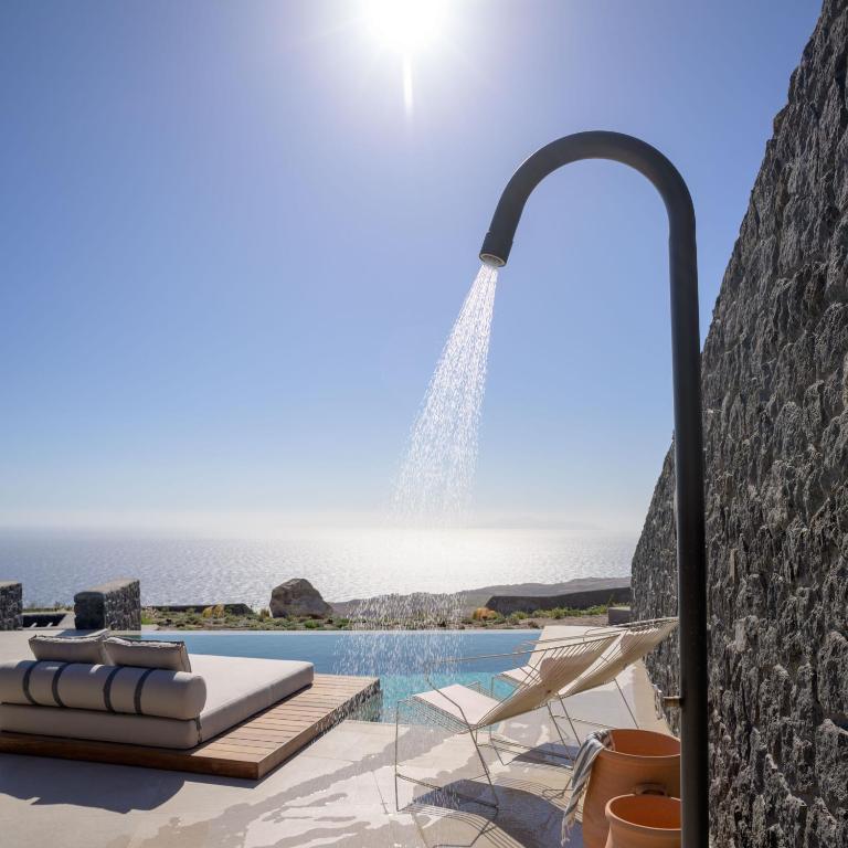 Bazén v ubytování Lithi Luxury Retreat nebo v jeho okolí