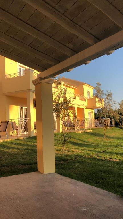Vonkajšia záhrada v ubytovaní Mythos apts rentit