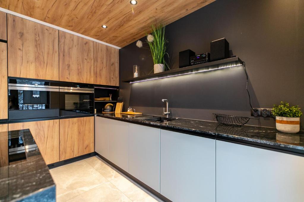 Kuchyňa alebo kuchynka v ubytovaní Luksusowy Apartament Enklawa pod Skrzycznem z sauną i bilardem - Dream Apart