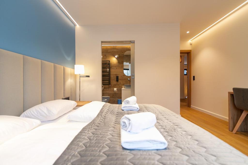 Posteľ alebo postele v izbe v ubytovaní Luksusowy Apartament Enklawa pod Skrzycznem z sauną i bilardem - Dream Apart