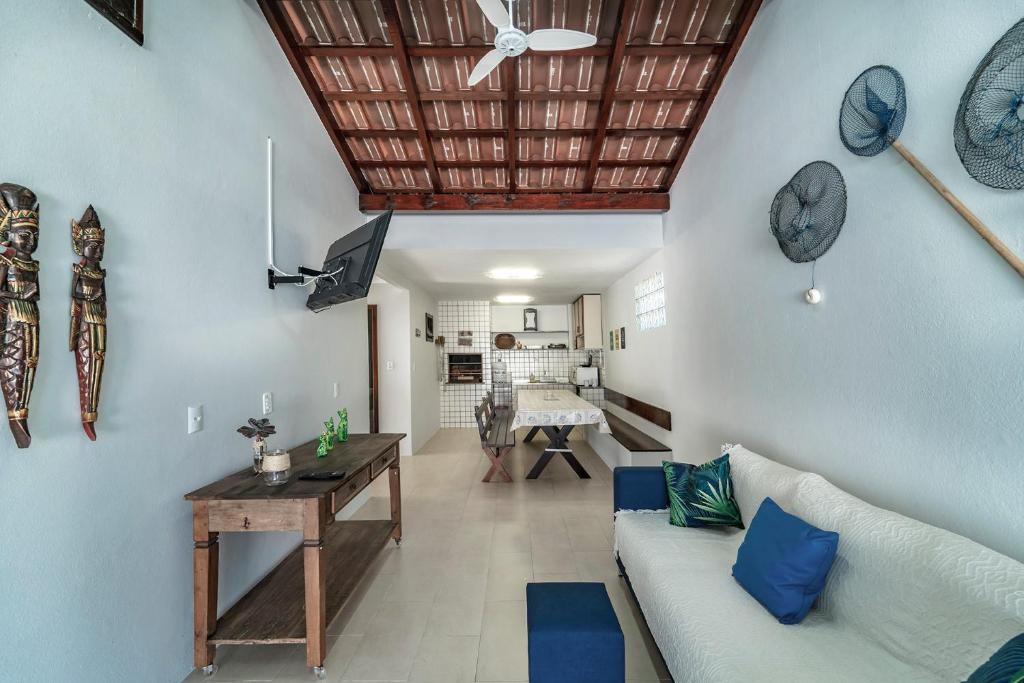 uma sala de estar com um sofá branco e um tecto de madeira em Casa na praia de Morrinhos Bombinhas para 10 pessoas, Excelente localização em Bombinhas