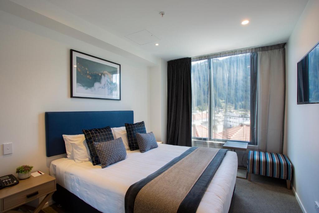 Postel nebo postele na pokoji v ubytování Ramada by Wyndham Queenstown Central