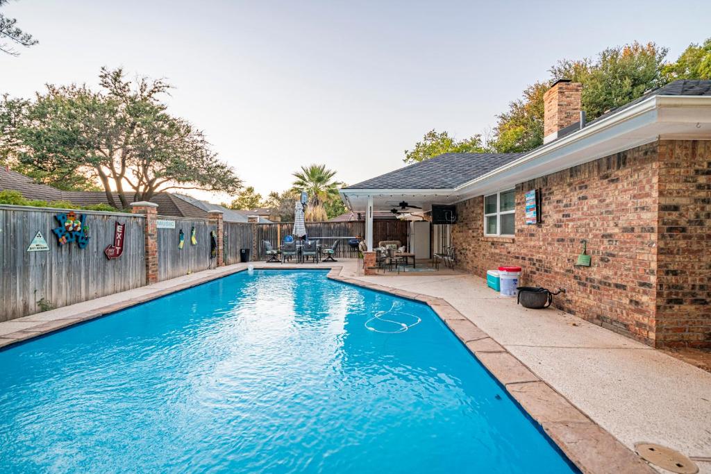 Right At Home-Midland Oasis - Housity