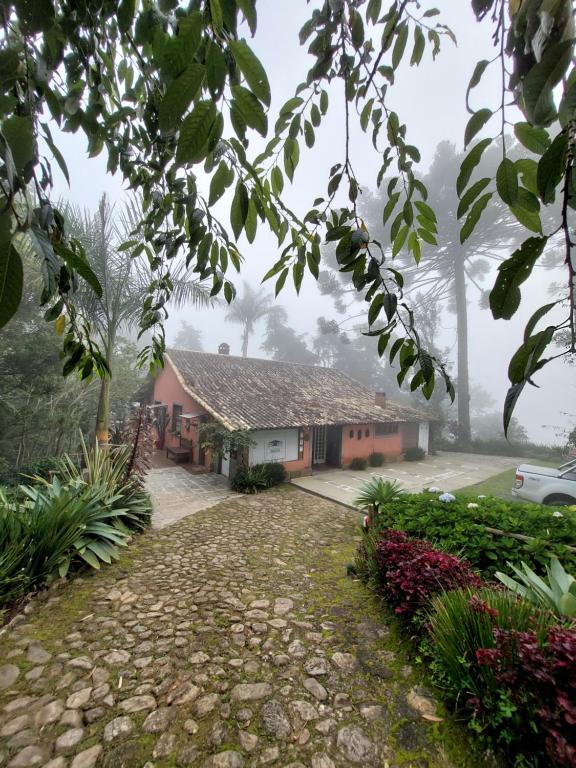 una casa bajo la lluvia con una entrada en Casa no Céu, en Petrópolis