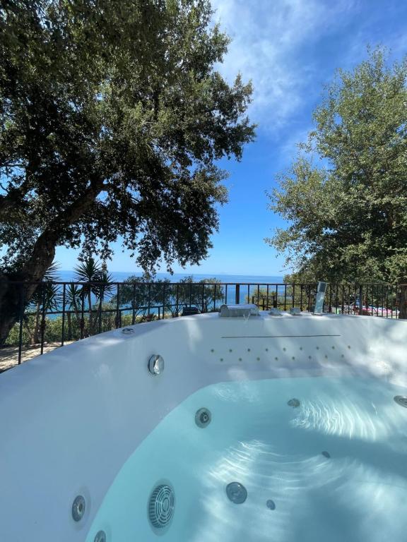 d'un bain à remous avec vue sur l'océan. dans l'établissement Villa Alice, à Santo Stefano di Camastra