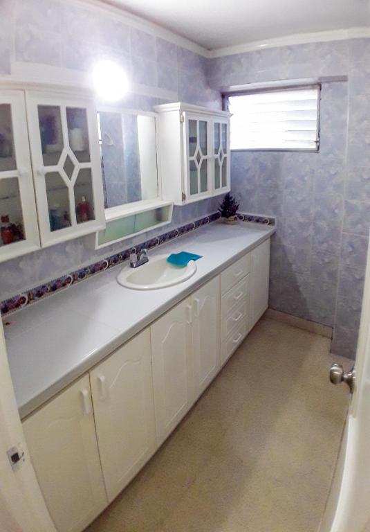 Koupelna v ubytování Habitaciones privadas en un departamento encantador