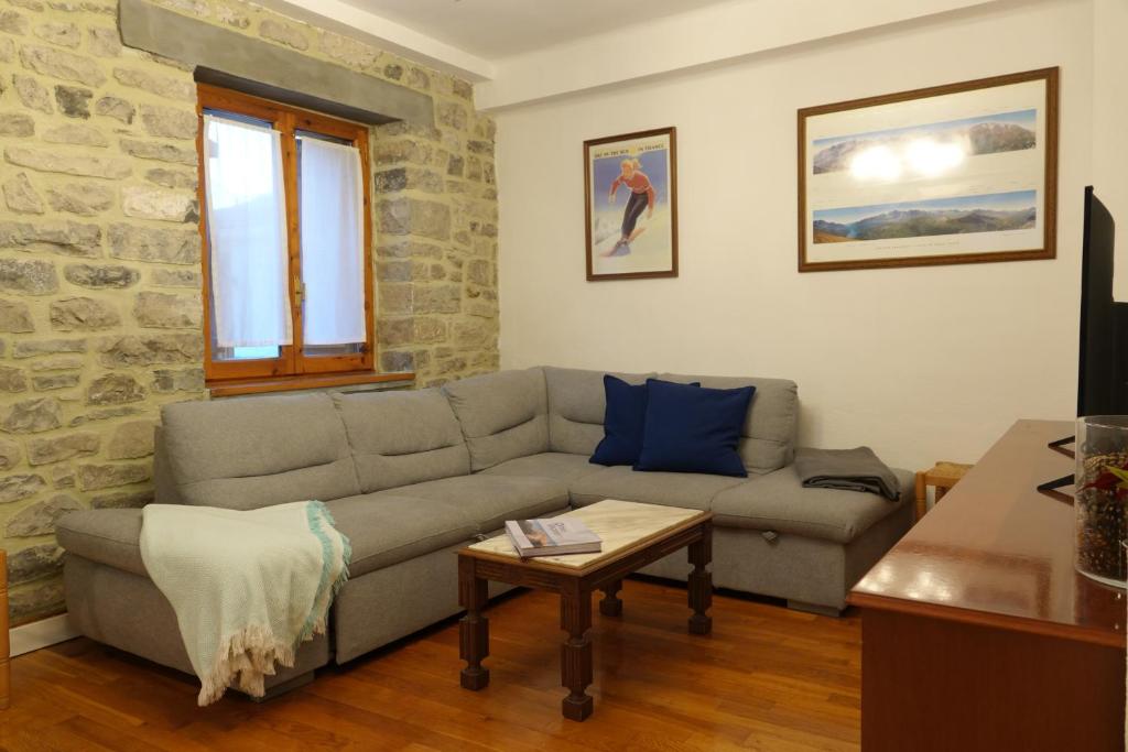 Posezení v ubytování Cirjuana, casa en el centro con agradable jardín y barbacoa BY PIRINEOS 360