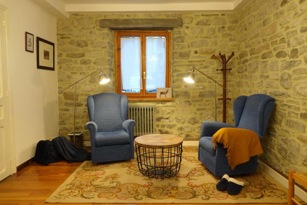 Posezení v ubytování Cirjuana, casa en el centro con agradable jardín y barbacoa BY PIRINEOS 360