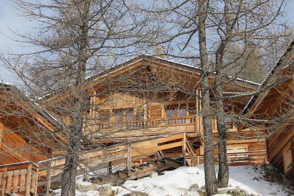 eine Blockhütte im Schnee mit Bäumen in der Unterkunft Chalet confortable vue panoramique in Isola 2000