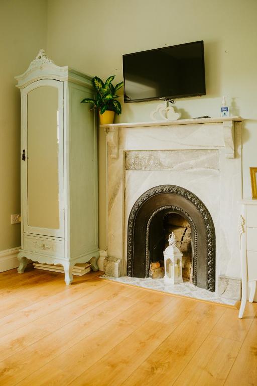 TV a/nebo společenská místnost v ubytování Abbeyview House B&B and Glamping