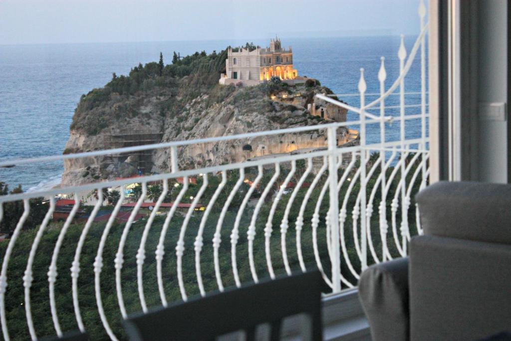 Habitación con ventana y vistas al océano. en Bella Tropea Suite, en Tropea