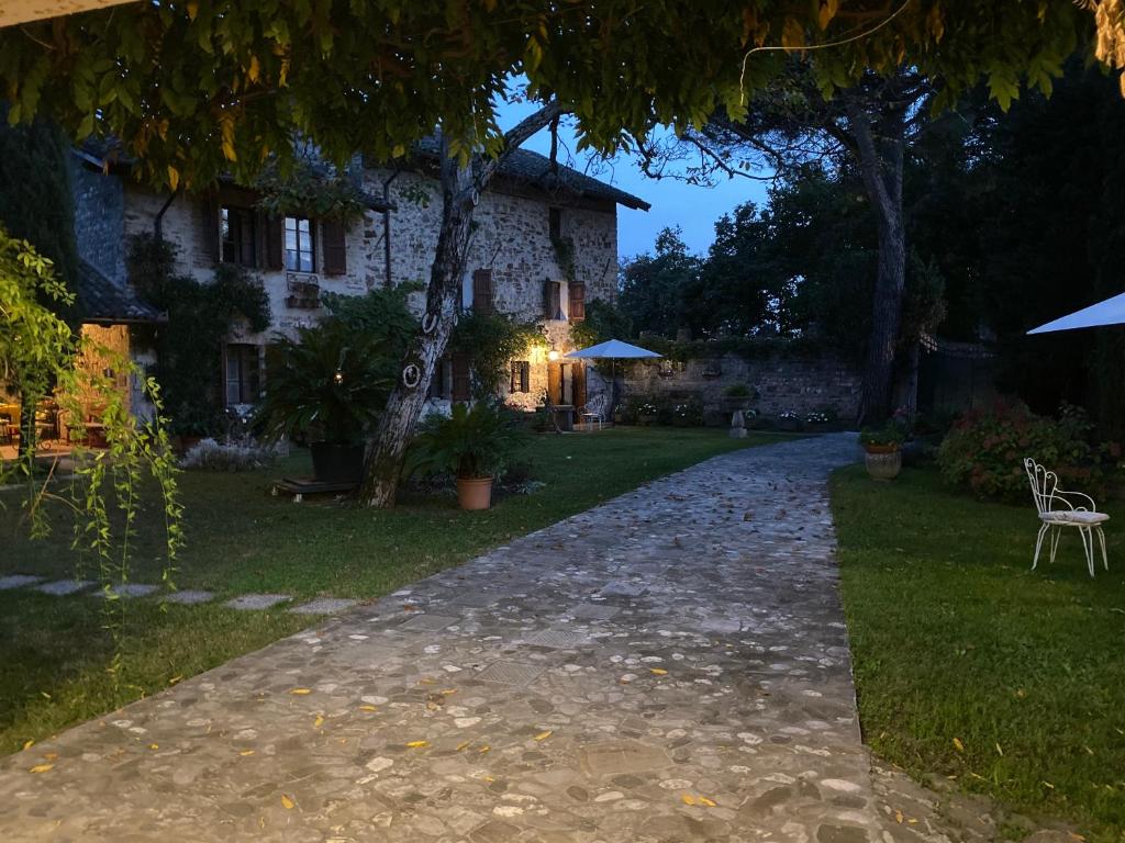 a driveway leading to a house at night at B&B la Casa del Sole in Manzano