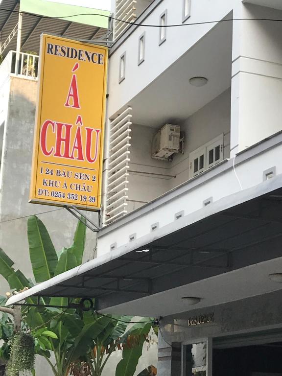 a yellow sign on the side of a building at Residence Á CHÂU in Vung Tau