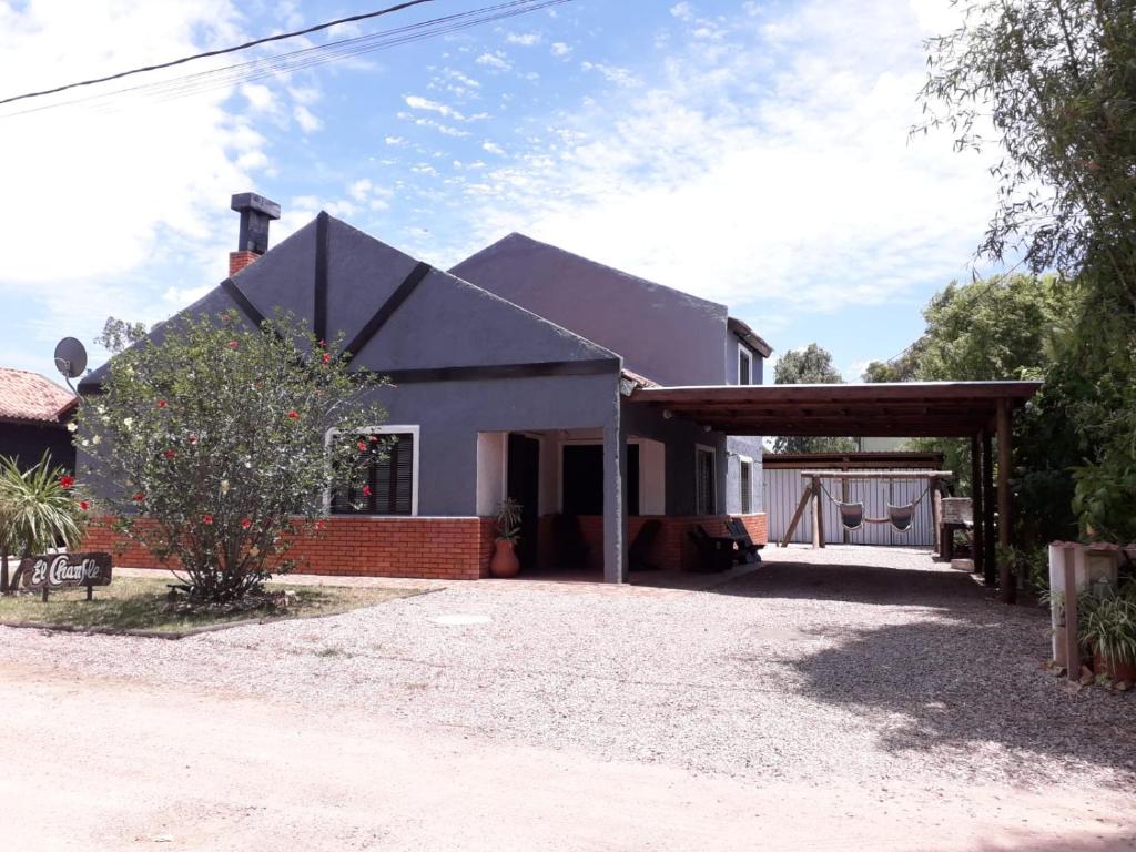 uma casa branca com um pavilhão à sua frente em El CHANFLE em Punta Del Diablo