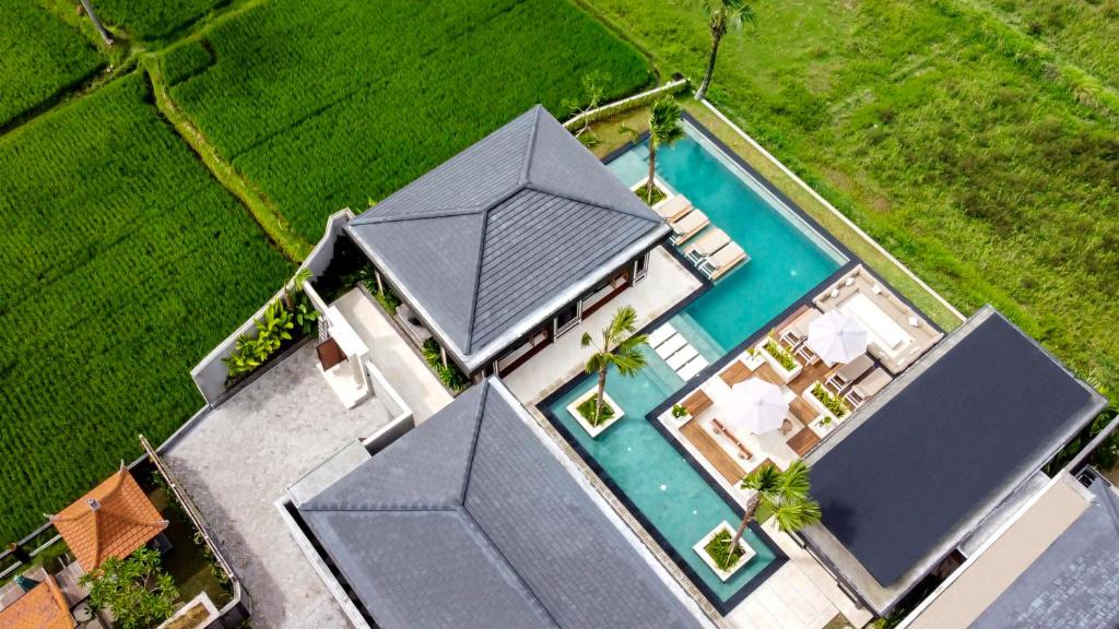 een uitzicht op een huis met een zwembad bij Villa Mei in Ubud