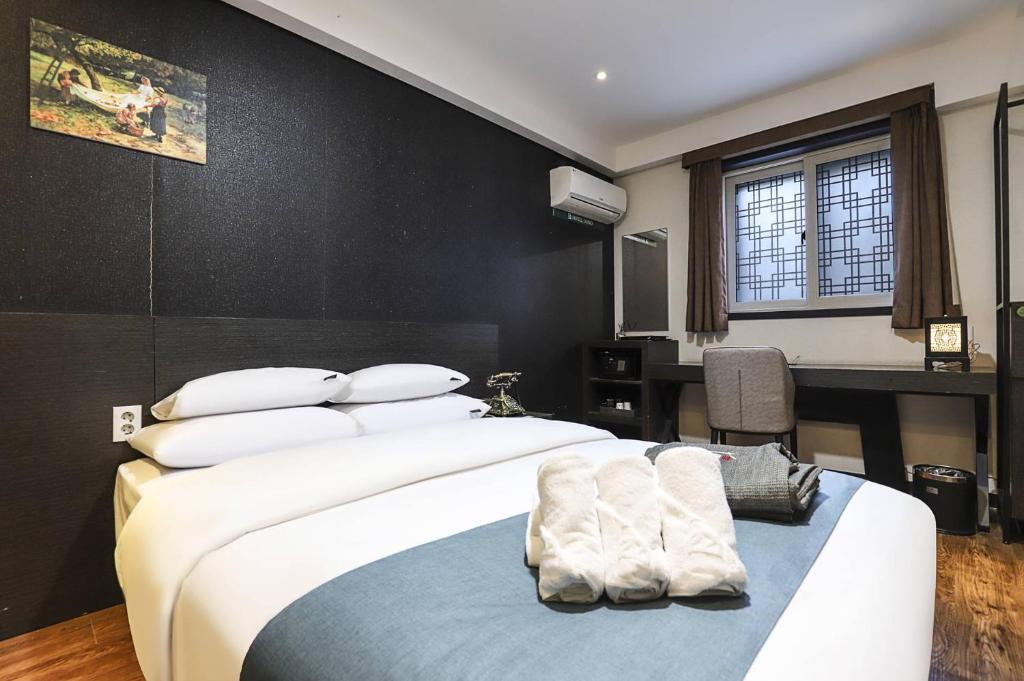 Postel nebo postele na pokoji v ubytování Suwon Dono1796 Hotel