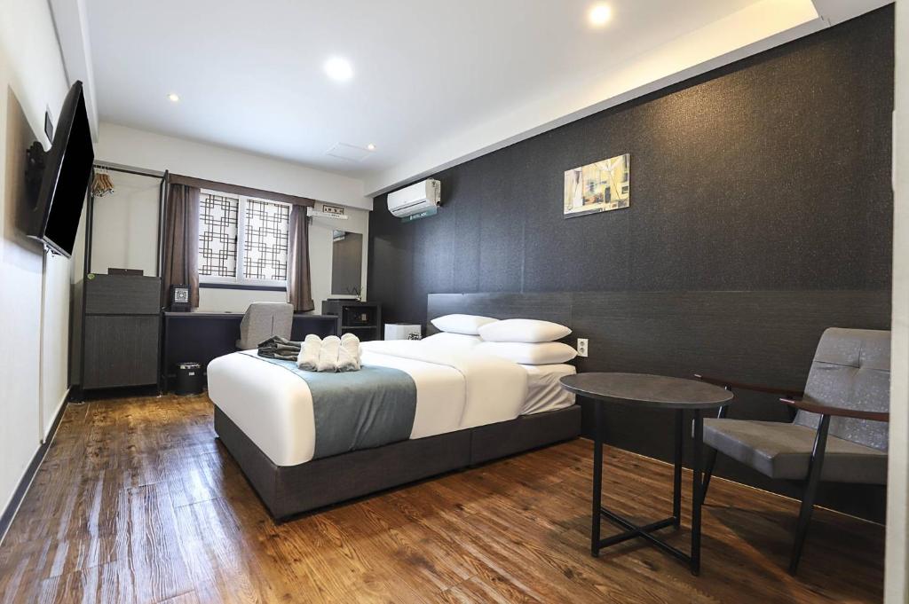 Postel nebo postele na pokoji v ubytování Suwon Dono1796 Hotel