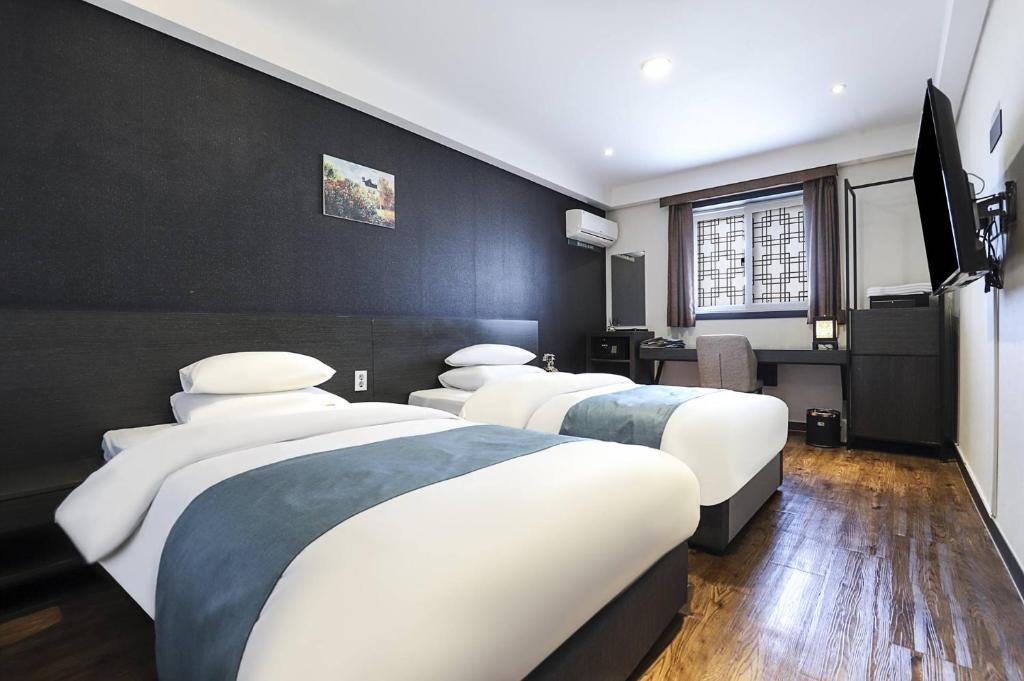 Postel nebo postele na pokoji v ubytování Suwon Dono1796 Hotel