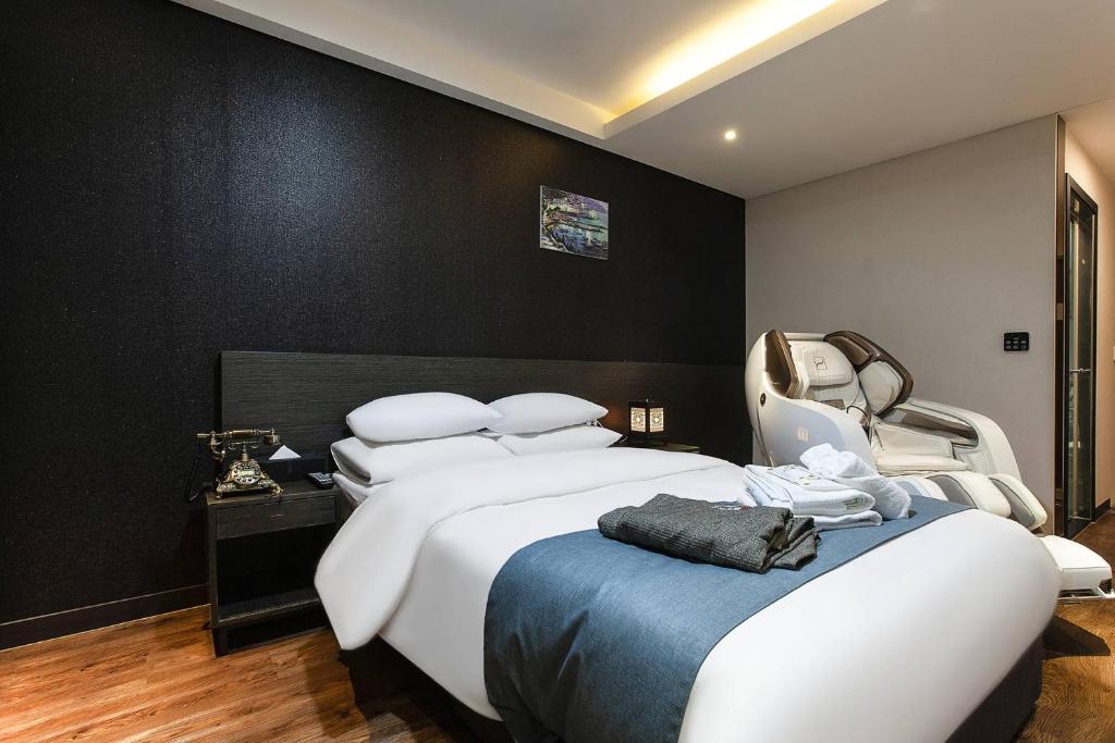 Postel nebo postele na pokoji v ubytování Suwon Dono1796 Hotel