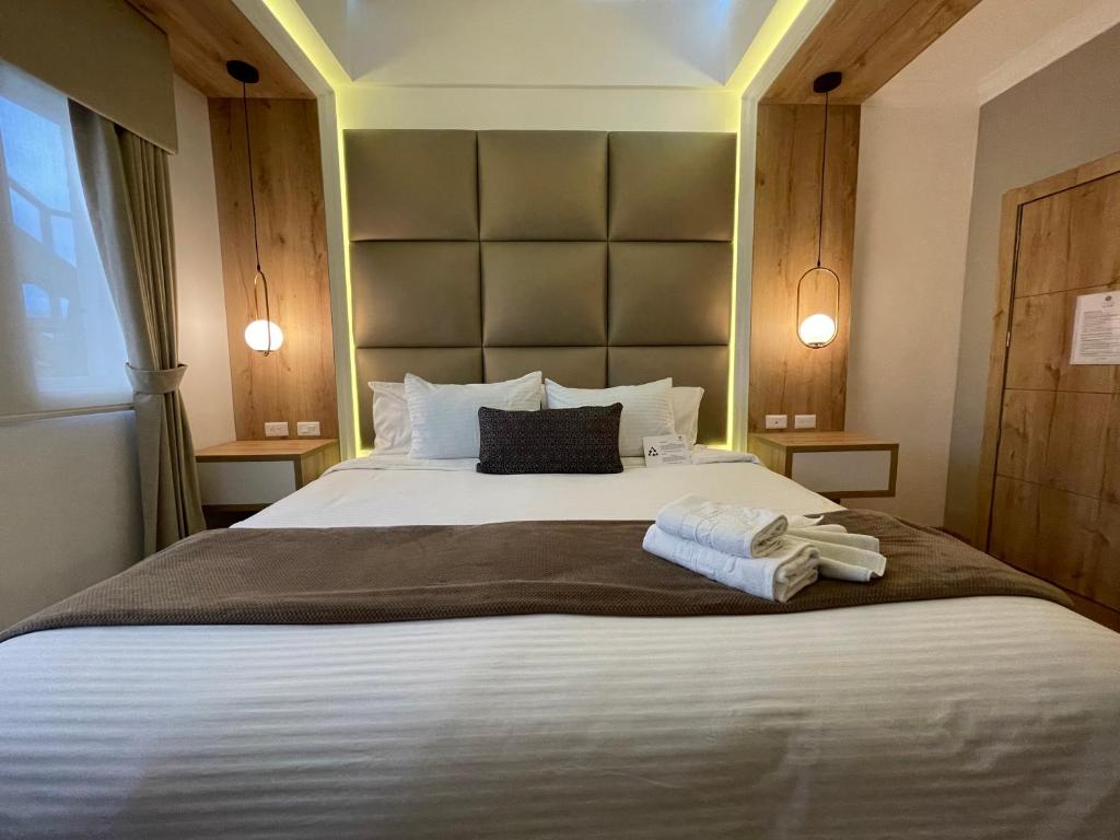 Postel nebo postele na pokoji v ubytování Hotel Shalom