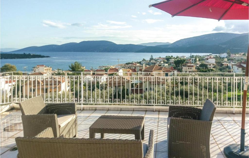 Nice apartment in Korfos, Korinthos with 3 Bedrooms and WiFi, Korfos