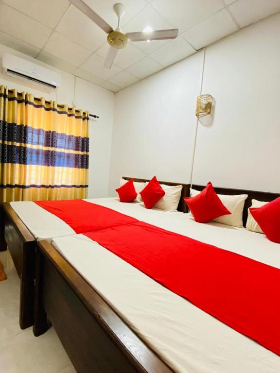Postel nebo postele na pokoji v ubytování Meegahapokuna Resort