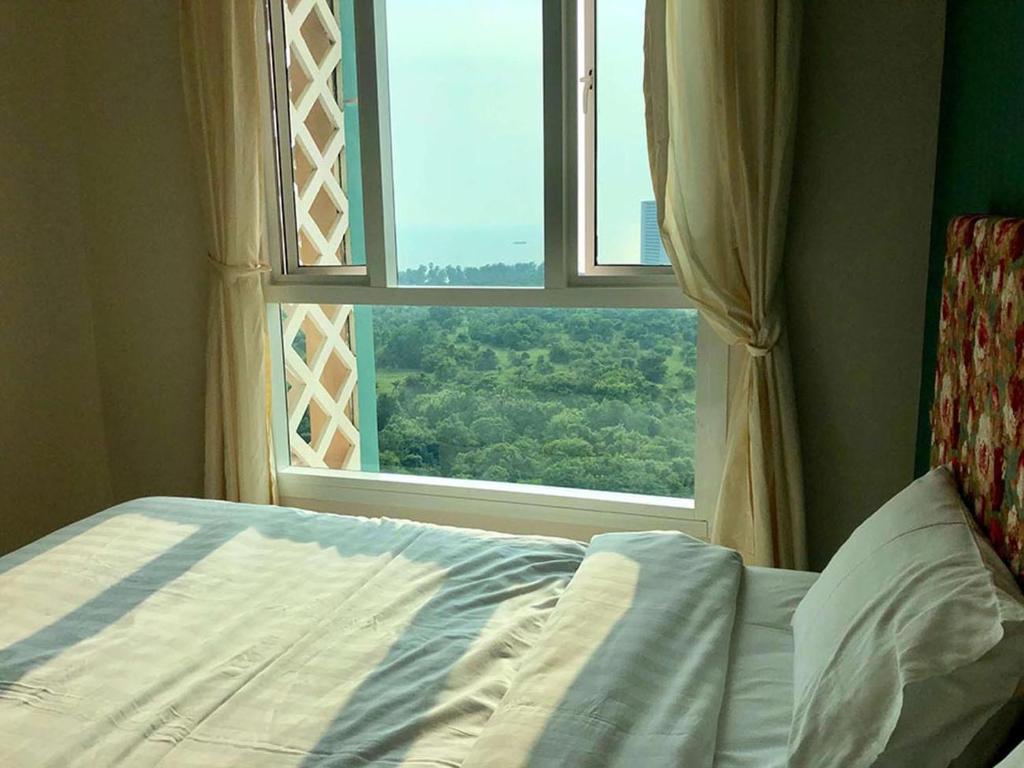 Postel nebo postele na pokoji v ubytování Grande Carribean condo sea view&park view Comfortable 1 bedroom apartment for 3 person with washing machine , kitchen and all utensils for the cooking