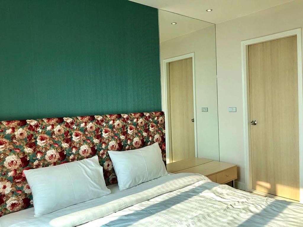 Postel nebo postele na pokoji v ubytování Grande Carribean condo sea view&park view Comfortable 1 bedroom apartment for 3 person with washing machine , kitchen and all utensils for the cooking