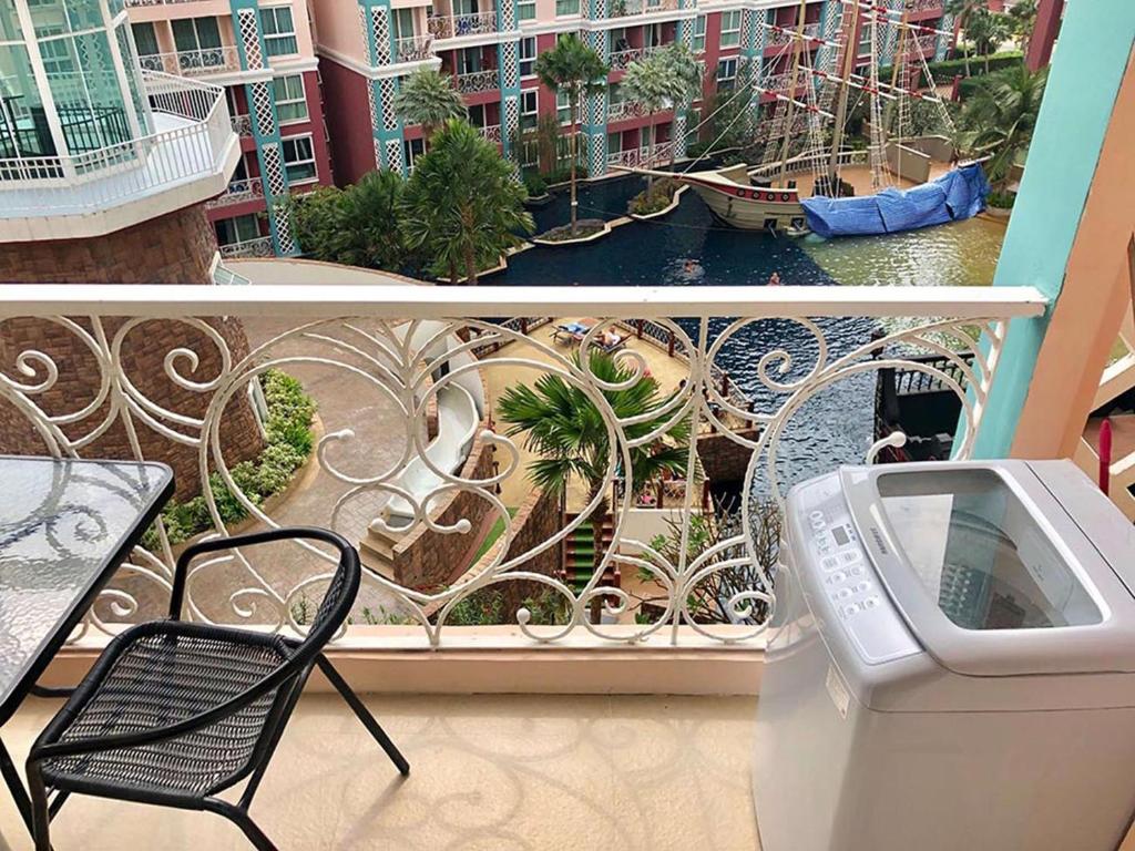 Balkón nebo terasa v ubytování Grande Carribean condo sea view&park view Comfortable 1 bedroom apartment for 3 person with washing machine , kitchen and all utensils for the cooking