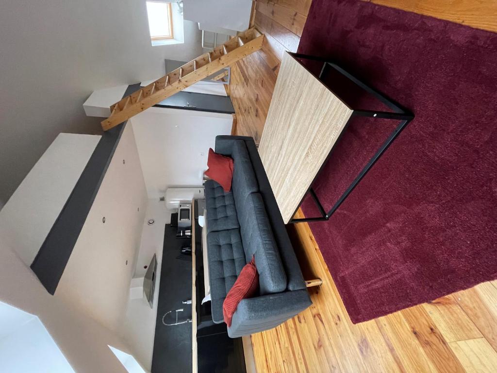 - un salon avec un canapé dans l'établissement Style loft au pied du Tramway, à Aulnoy