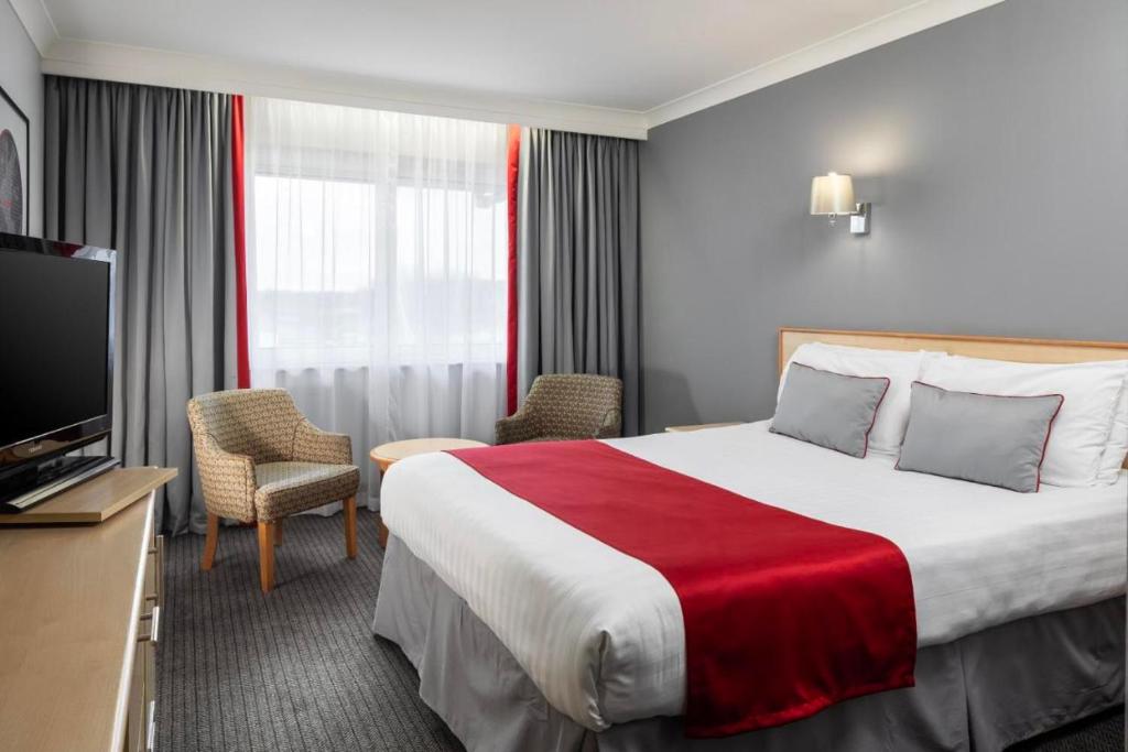 a hotel room with two beds and a television at OYO Flagship London Finchley in Barnet