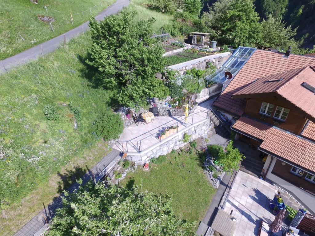 una vista aérea de una casa con patio en Ferienwohnung Stalden, en Lütschental