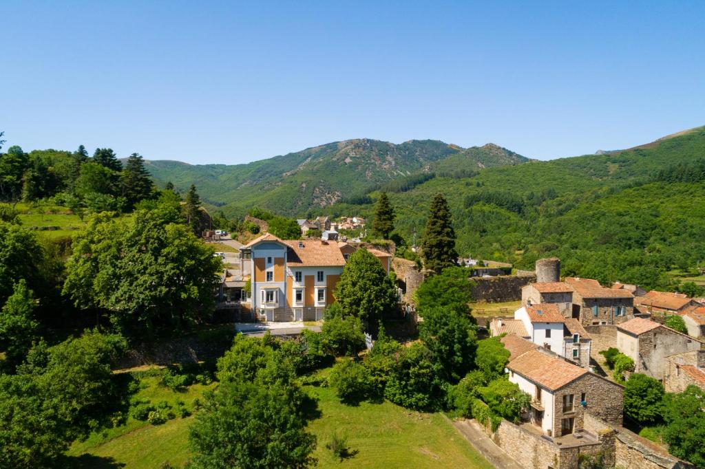 una vista aérea de un pueblo en las montañas en L'Ortensia en Saint-Gervais-sur-Mare
