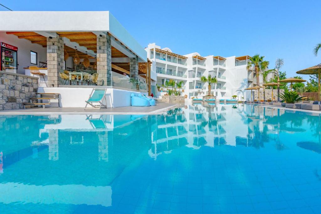 basen przed hotelem w obiekcie Kouros Home & Suites w mieście Faliraki