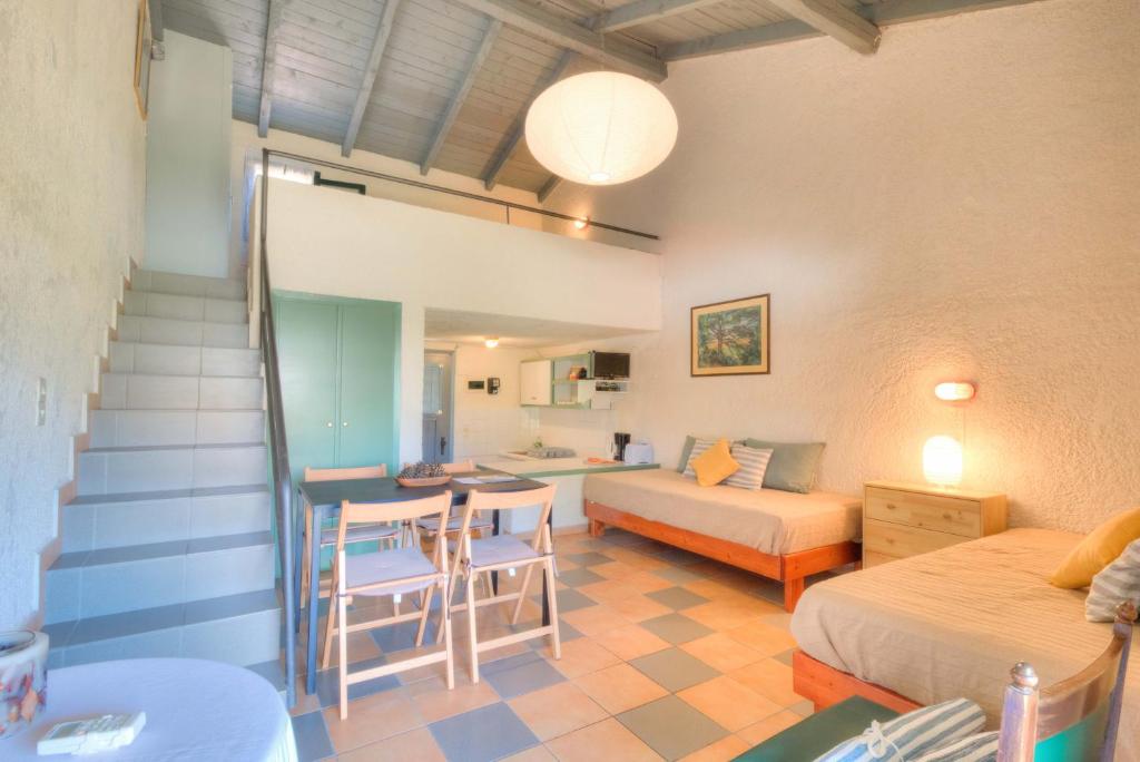 A seating area at Lefkes Apartments