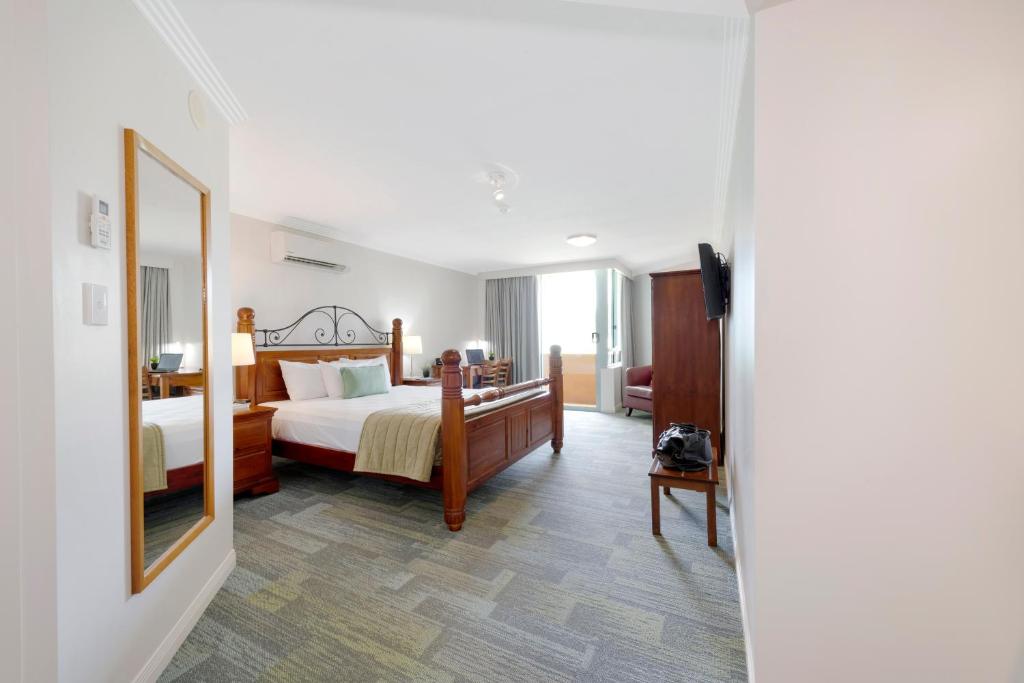 Postel nebo postele na pokoji v ubytování Burnett Riverside Hotel
