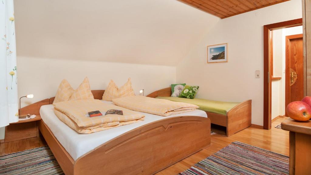 Un pat sau paturi într-o cameră la Sonnhof