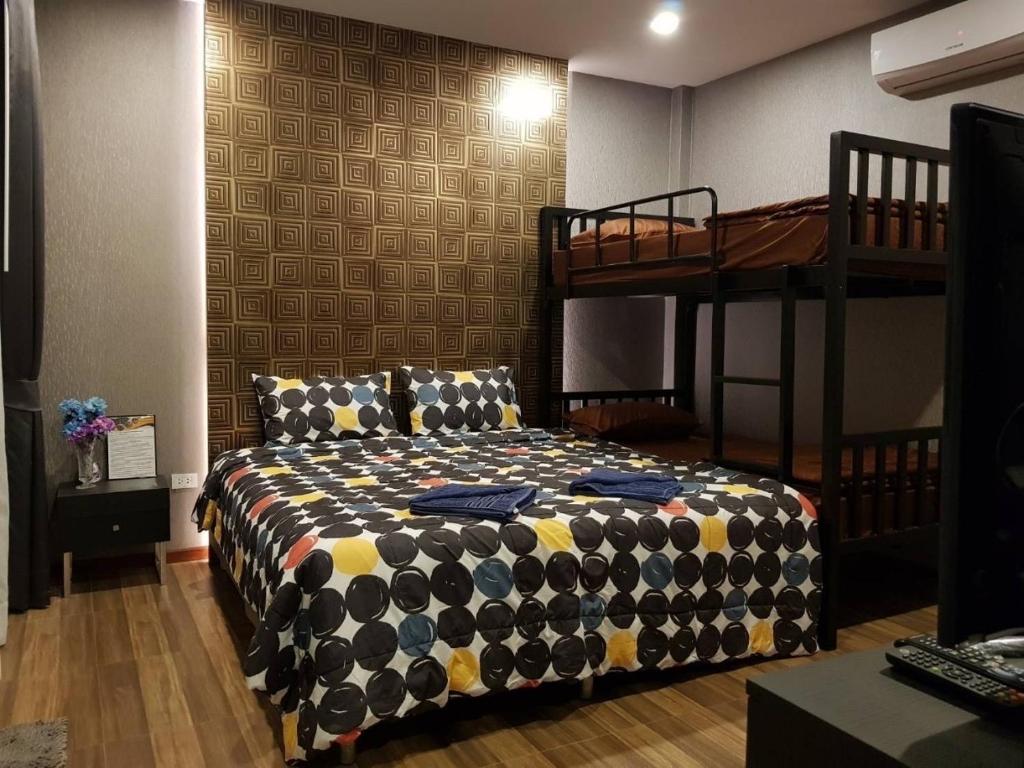 PoolVilla Chaam NL في تشا أم: غرفة نوم مع سرير وسرير بطابقين