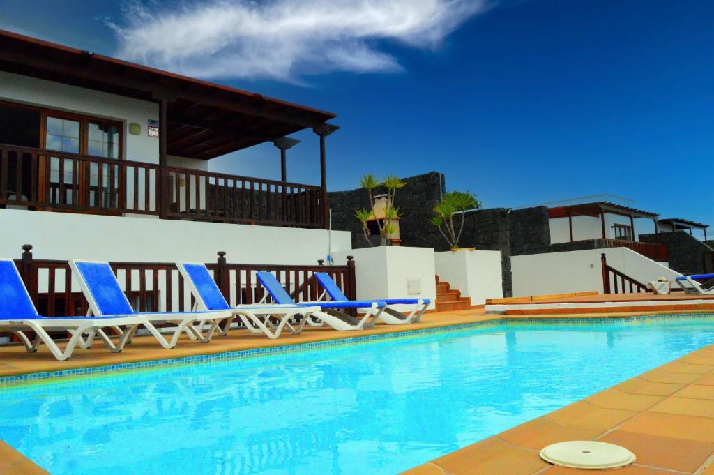 Bazén v ubytování Playa Blanca Vista Lobos Villa with sea view nebo v jeho okolí