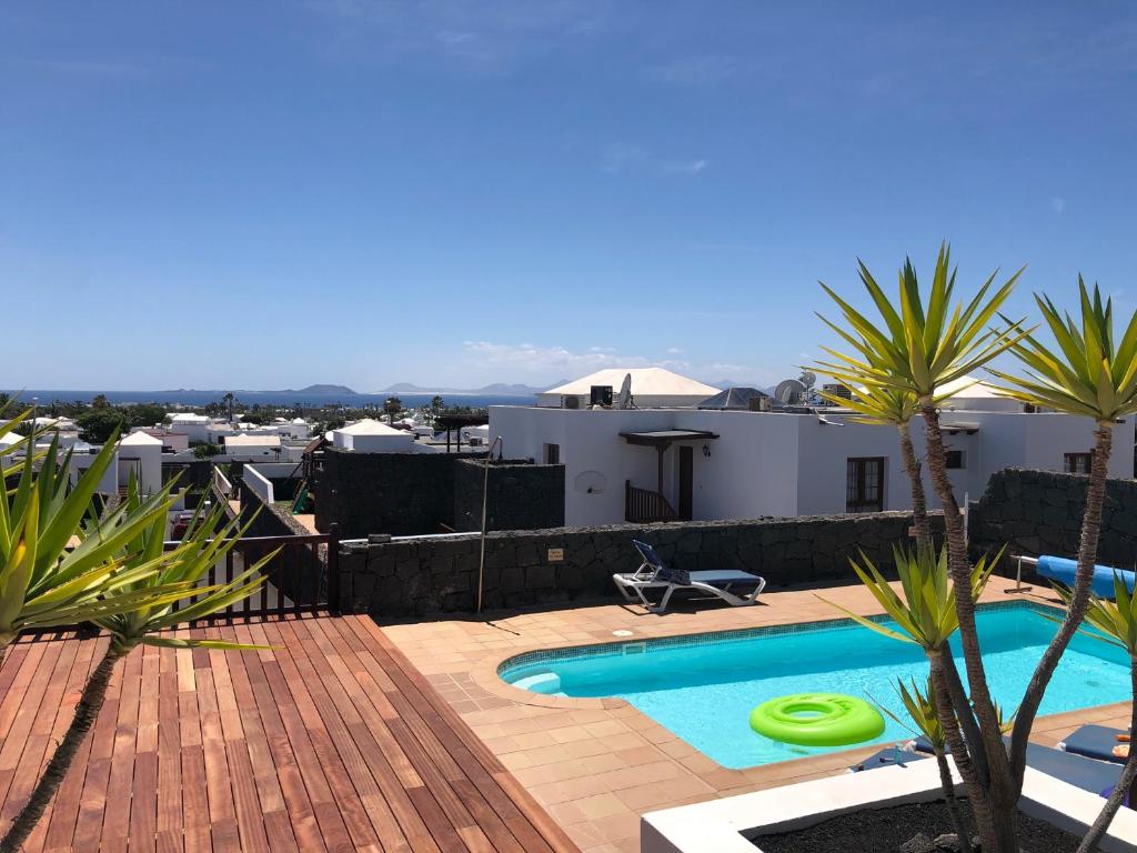 Bazén v ubytování Playa Blanca Vista Lobos Villa with sea view nebo v jeho okolí