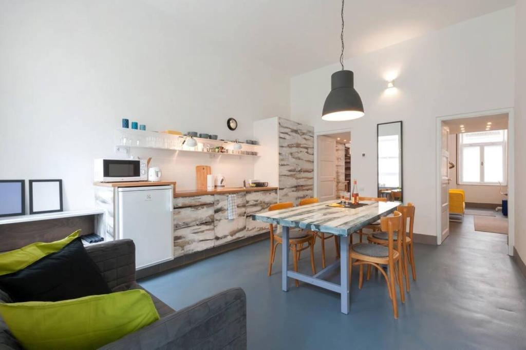 Kuchyňa alebo kuchynka v ubytovaní Modern stylish 2 bedroom holiday apartment