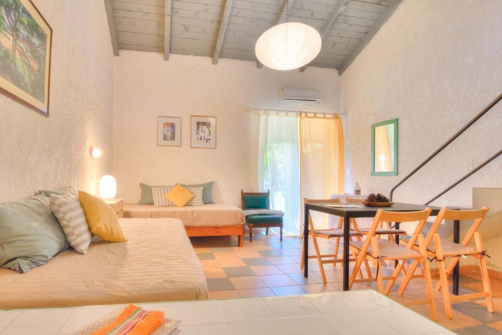 A seating area at Lefkes Apartments