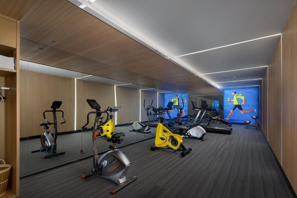 Holiday Inn Express Changsha South Railway Station by IHGにあるフィットネスセンターまたはフィットネス設備