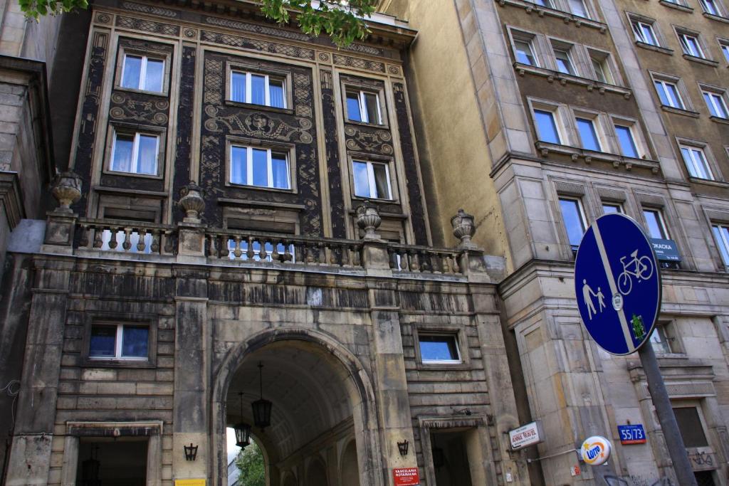 ワルシャワにあるアパート ルームズ マルシャウコフスカ バイ ワルシャワレジデンス グループの青い看板が目の前にある建物