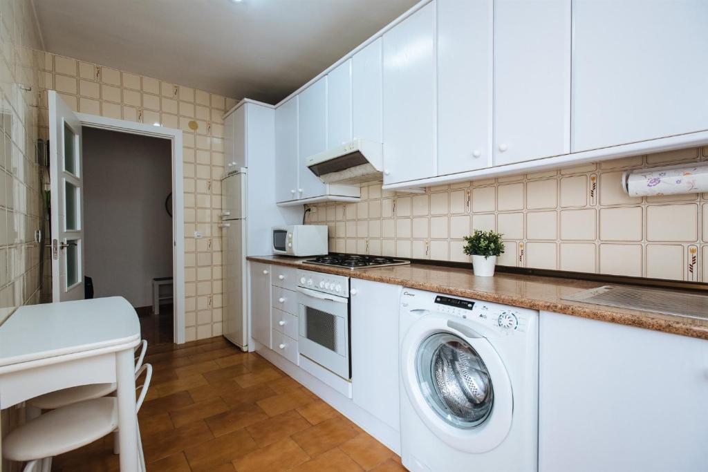 Kuchyňa alebo kuchynka v ubytovaní Calatrava Suite Apartment