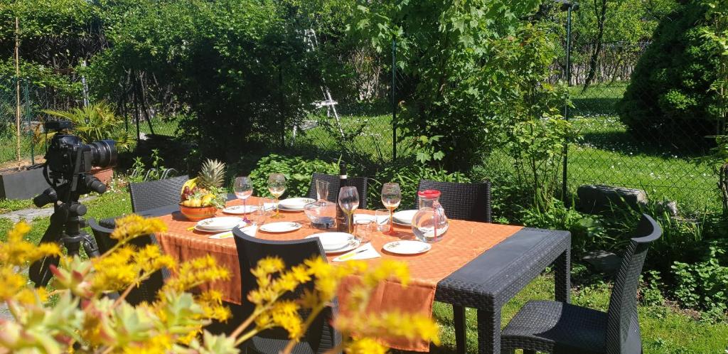 Ogród w obiekcie VILLA LAGO foreground - Pet friendly stay- garden-parking-Lake view- Bike friendly holiday house