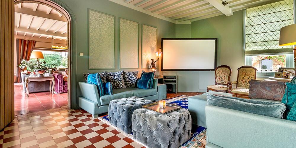 a living room with blue furniture and a screen at Raesborre in Leuven